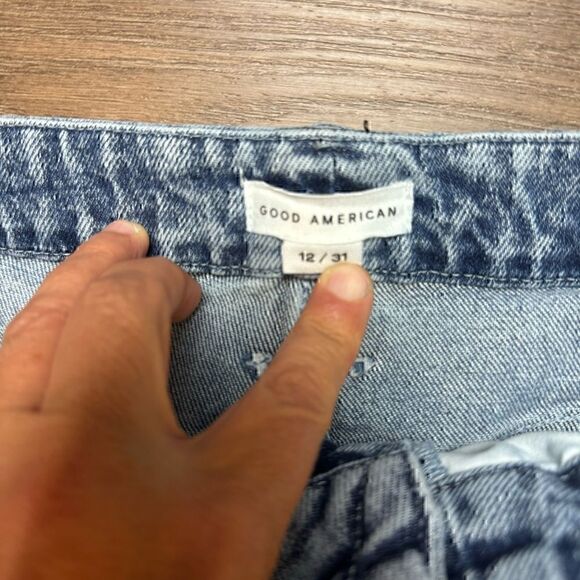 Good American | Good Classic Slim Straight Jeans - Picture 3 of 12